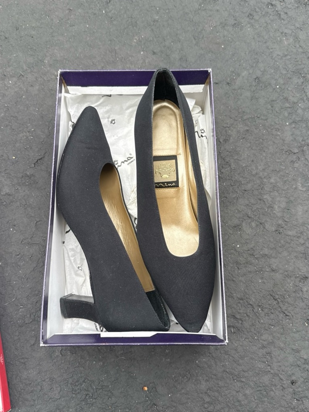 Women's Black Pointed-Toe Mid Heel Pumps